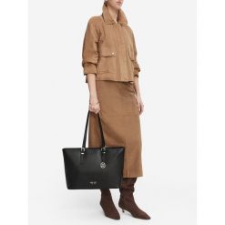 Torebka Nine West. Czarne shopperki damskie Nine West, bez wzorów, bez dodatków. Za 449.99 zł.