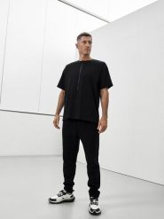 4F T-shirt loose z nadrukiem męski 4F x Robert Lewandowski - czarny M. Czarne t-shirty męskie 4F, l, bez wzorów, z bawełny, bez kołnierzyka, bez ramiączek. W wyprzedaży za 79.99 zł.