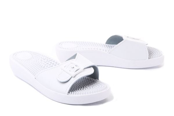 SANITAL FLEX KF-01 biały, klapki, fakirki damskie. Białe klapki damskie Sanital-Flex, bez wzorów, bez obcasa, bez zapięcia. Za 89.99 zł.