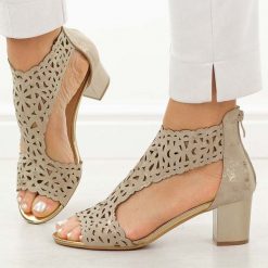 Złote sandały damskie na obcasie z zakrytą piętą M.Daszyński 1954-25. Żółte sandały damskie M.Daszyński, w ażurowe wzory, ze skóry, bez obcasa, na obcasie, bez zapięcia. Za 169.00 zł.