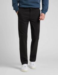 MESKIE SPODNIE MATERIAŁOWE LEE REGULAR CHINO BLACK 112322422. Czarne eleganckie spodnie męskie Lee, bez wzorów, z materiału. Za 219.99 zł.