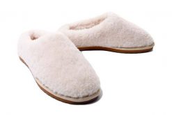 EMU AUSTRALIA JoyTeddy W12583 natural, klapki damskie. Brązowe klapki damskie Emu Australia, na zimę, bez wzorów, ze skóry, bez obcasa, bez zapięcia. Za 319.92 zł.