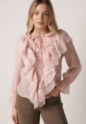 Różowa Bluzka z Lyocellem Ozdobiona Falbanami i Wiązaniem Esathra. Czerwone bluzki damskie Born2be, l, w ażurowe wzory, z jeansu, eleganckie, bez kołnierzyka, bez ramiączek. Za 109.99 zł.