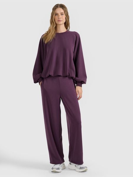 4F Spodnie dresowe z szerokimi nogawkami z modalem damskie - fioletowe M. Fioletowe spodnie dresowe damskie 4F, bez wzorów, z dresówki. W wyprzedaży za 159.99 zł.