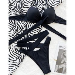 Bikini z ozdobnymi paskami na plażę i basen Shireen. Zielone bikini Intica, bez wzorów, z materiału. Za 159.00 zł.