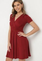Bordowa Rozkloszowana Sukienka z Wiskozą o Kopertowym Kroju z Marszczeniem Adivas. Czerwone sukienki damskie Born2be, na co dzień, l, bez wzorów, z wiskozy, eleganckie, bez kołnierzyka, bez ramiączek, mini, kopertowe. Za 139.99 zł.