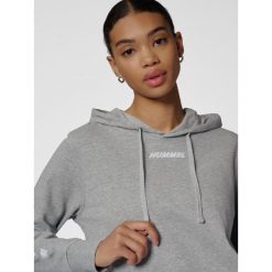 Bluza damska z kapturem Hummel Elemental. Szare bluzy damskie Hummel, bez wzorów, sportowe, bez ramiączek, z kapturem. W wyprzedaży za 139.50 zł.