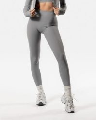 Damskie legginsy LuxForm z ultrawysokim stanem i efektem scrunch – szary. Szare legginsy damskie AESTHETIC WOLF, bez wzorów, z materiału. Za 269.99 zł.