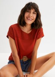 T-shirt z miękkiej wiskozy. Czerwone t-shirty damskie bonprix, w ażurowe wzory, z wiskozy, bez kołnierzyka, bez ramiączek. Za 92.99 zł.