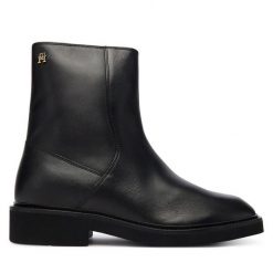 Botki Tommy Hilfiger. Czarne botki damskie Tommy Hilfiger, bez wzorów, bez obcasa, na płaskiej podeszwie, bez zapięcia. Za 599.99 zł.
