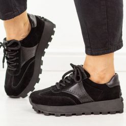 Czarne skórzane sneakersy damskie Filippo Dp7976/26. Czarne obuwie sportowe damskie Filippo, na jesień, bez wzorów, z dzianiny, z okrągłym noskiem, bez zapięcia. Za 269.00 zł.