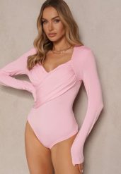 Różowe Eleganckie Body Longsleeve z Ozdobnym Marszczeniem Zimanya. Czerwone body Renee, bez wzorów. Za 44.99 zł.