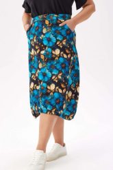 Wygodna i stylowa dresowa spódnica Karina - wyrazisty kwiatowy wzór w odcieniach niebieskiego PLUS SIZE XXL. Niebieskie spódnice damskie Moda Size Plus Iwanek, na co dzień, l, bez wzorów, z bawełny, eleganckie, plus size, mini, dopasowane. Za 199.90 zł.