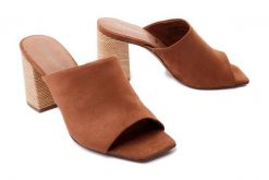TAMARIS 27244-38 305 cognac, klapki damskie. Brązowe klapki damskie Tamaris, na lato, bez wzorów, bez obcasa, na obcasie, bez zapięcia. Za 229.90 zł.