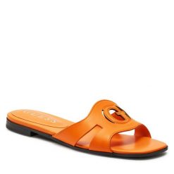 Klapki Guess. Brązowe klapki damskie Guess, z aplikacjami, bez obcasa, bez zapięcia. Za 349.99 zł.