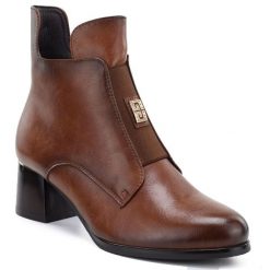 Botki damskie ocieplane na klocku brązowe Potocki SZ12868. Brązowe botki damskie POTOCKI, bez wzorów, z materiału, bez obcasa, bez zapięcia. Za 169.99 zł.