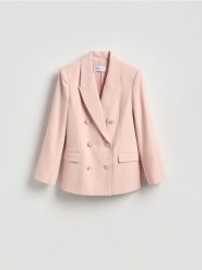 Dwurzędowa marynarka - pastelowy róż. Czerwone marynarki i żakiety damskie Reserved, bez wzorów, z tkaniny, bez kołnierzyka, bez ramiączek. Za 229.99 zł.