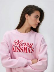 Bluza z haftowanym napisem - różowy. Czerwone bluzy damskie Reserved, l, bez wzorów, z bawełny, bez ramiączek, bez kaptura. W wyprzedaży za 39.99 zł.