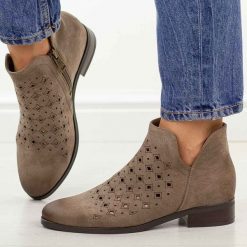 Beżowe zamszowe ażurowe botki damskie Vinceza 58626. Brązowe botki damskie VINCEZA, na jesień, w ażurowe wzory, ze skóry, eleganckie, z okrągłym noskiem, bez obcasa, na obcasie, bez zapięcia. Za 209.00 zł.