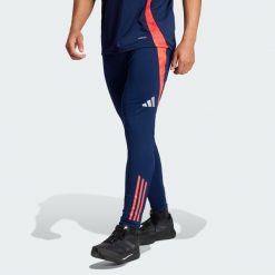 Spodnie Manchester United Tiro 24 Training. Czerwone spodnie sportowe męskie Adidas, l, bez wzorów, z dresówki, do piłki nożnej. W wyprzedaży za 209.30 zł.