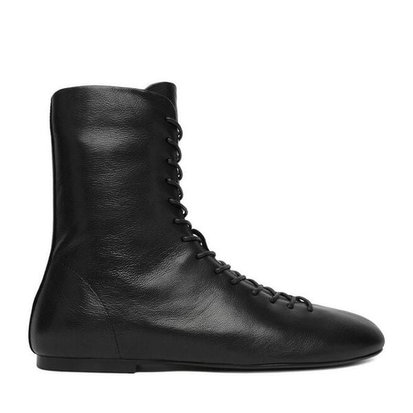 Botki GINO ROSSI. Czarne botki damskie Gino Rossi, bez wzorów, bez obcasa, na płaskiej podeszwie, bez zapięcia. Za 259.99 zł.