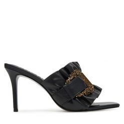 Klapki Versace Jeans Couture. Czarne klapki damskie Versace Jeans Couture, bez wzorów, z jeansu, bez obcasa, bez zapięcia. Za 619.99 zł.
