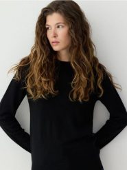 Wełniany sweter z dodatkiem kaszmiru - czarny. Czarne swetry nierozpinane damskie Reserved, l, bez wzorów, z dzianiny, bez kołnierzyka, bez ramiączek. Za 299.99 zł.