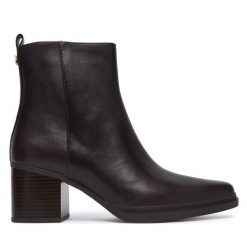 Botki MICHAEL Michael Kors. Brązowe botki damskie MICHAEL Michael Kors, bez wzorów, bez obcasa, na słupku, bez zapięcia. Za 789.99 zł.