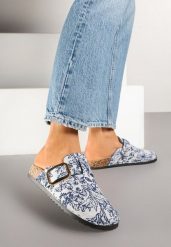 Niebieskie Klapki Chodaki na Płaskiej Podeszwie w Kwiaty Ozdobione Klamrą Fonaris. Niebieskie klapki damskie Renee, bez wzorów, z jeansu, eleganckie, bez obcasa, na obcasie, bez zapięcia. W wyprzedaży za 74.99 zł.