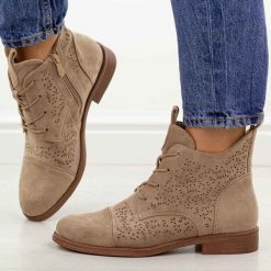 Beżowe zamszowe ażurowe botki damskie S.Barski 8009. Brązowe botki damskie S.BARSKI, na jesień, w ażurowe wzory, z jeansu, eleganckie, z okrągłym noskiem, bez obcasa, na obcasie, bez zapięcia. Za 229.00 zł.
