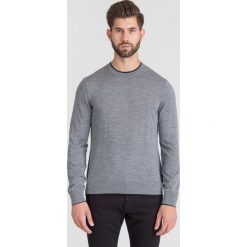 SZARY SWETER EMPORIO ARMANI Z PODWÓJNYMI ŚCIĄCZACZAMI. Szare swetry męskie Emporio Armani, l, bez wzorów, z wełny, bez kołnierzyka, bez ramiączek. Za 405.00 zł.