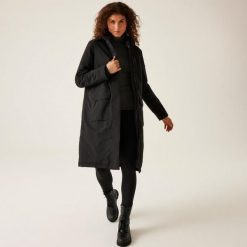 Kurtka przeciwdeszczowa z kapturem damska Regatta Yarli. Czarne kurtki sportowe damskie Regatta, na zimę, bez wzorów, bez ramiączek, z kapturem, trekkingowe. Za 399.99 zł.