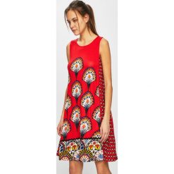 Desigual - Sukienka. Czerwone sukienki damskie Desigual, na co dzień, m, bez wzorów, z dzianiny, casualowe, bez kołnierzyka, bez ramiączek, mini, proste. W wyprzedaży za 189.90 zł.
