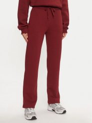 Gina Tricot Spodnie dresowe Basic 21183 Czerwony Relaxed Fit. Czerwone spodnie dresowe damskie Gina Tricot, bez wzorów, z dresówki. Za 79.99 zł.