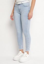 Jasnoniebieskie Jeansy o Dopasowanym Kroju z Efektem Push Up i Przetarciami Talzeri. Niebieskie jeansy damskie Born2be, bez wzorów, z jeansu, eleganckie. Za 109.99 zł.