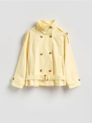 Krótki trencz z bawełny - kremowy. Białe płaszcze damskie Reserved, l, bez wzorów, z bawełny, bez kołnierzyka, bez kaptura. Za 279.99 zł.