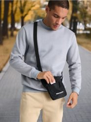 Saszetka - czarny. Czarne saszetki i nerki męskie Sinsay. Za 25.99 zł.