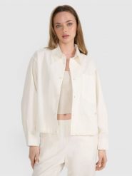 4F Koszula oversize z kołnierzykiem damska - biała L. Białe koszule damskie 4F, l, bez wzorów, z bawełny, eleganckie, bez kołnierzyka, bez ramiączek. W wyprzedaży za 99.99 zł.
