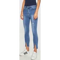 Answear - Jeansy. Niebieskie jeansy damskie ANSWEAR, bez wzorów, z bawełny. W wyprzedaży za 69.90 zł.