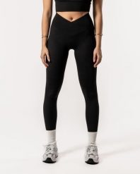 Damskie legginsy z kopertowym wysokim stanem, bez przedniego szwu – czarny. Czarne legginsy damskie AESTHETIC WOLF, bez wzorów, z materiału. Za 269.99 zł.