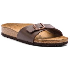 Klapki Birkenstock. Brązowe klapki damskie Birkenstock, bez wzorów, bez obcasa, bez zapięcia. Za 359.99 zł.