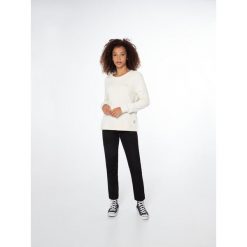 Bluza damska Protest NXGCAMELLE sweatshirt. Białe bluzy damskie Protest, bez wzorów, sportowe, bez ramiączek, bez kaptura. W wyprzedaży za 121.50 zł.