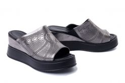 ARTIKER RELAKS 54C0386 srebrny, klapki damskie. Szare klapki damskie Artiker Relaks, na lato, bez wzorów, ze skóry, bez obcasa, na koturnie, bez zapięcia. Za 249.90 zł.