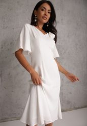 Biała Zwiewna Sukienka Wieczorowa VICES z Aplikacją 3D w Kształcie Kwiatu Themira. Białe sukienki damskie Renee, l, z aplikacjami, eleganckie, bez kołnierzyka, bez ramiączek, midi, kopertowe. Za 169.99 zł.