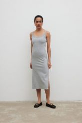 Sukienka na ramiączkach z prążkowanej dzianiny w kolorze GREY MELNAGE- CARMEN. Szare sukienki damskie Marsala, m, bez wzorów, z bawełny, bez kołnierzyka, bez ramiączek, midi. W wyprzedaży za 153.93 zł.