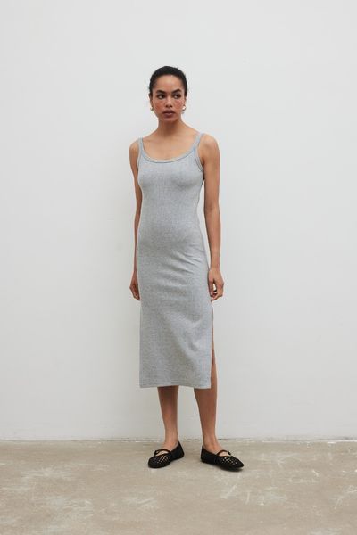 Sukienka na ramiączkach z prążkowanej dzianiny w kolorze GREY MELNAGE- CARMEN-S/M. Szare sukienki damskie Marsala, m, bez wzorów, z bawełny, bez kołnierzyka, bez ramiączek, midi. W wyprzedaży za 153.93 zł.