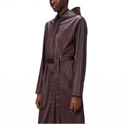 Kurtka RAINS A LINE LONGER W JACKET W3 Bordeaux. Czerwone kurtki męskie Rains, bez wzorów, z syntetyku, bez kaptura. Za 527.91 zł.