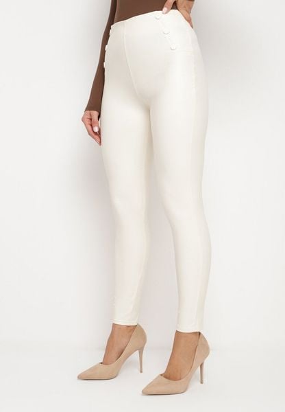 Białe Legginsy z Ekoskóry z Guzikami Wysokim Stanem i Gumką w Talii Sintheria. Białe legginsy damskie Born2be, z aplikacjami, z jeansu. Za 39.99 zł.