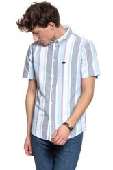KOSZULA MĘSKA KRÓTKI RĘKAW LEE BUTTON DOWN SS DIPPED BLUE L886NULA 112123685. Niebieskie koszule męskie Lee, l, bez wzorów, z materiału, bez kołnierzyka, bez ramiączek. W wyprzedaży za 59.99 zł.