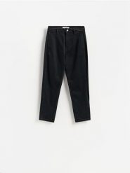 Jeansy chino z paskiem - czarny. Czarne jeansy damskie Reserved, bez wzorów, z bawełny. Za 129.99 zł.